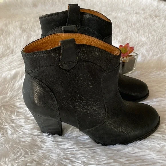 CLARKS | Artisan Black Leather Western Style heel ankle boots women’s 7 - Picture 2 of 8